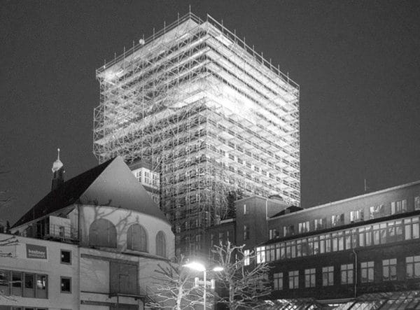 Einrüstung des Anzeiger Hochhauses in Hannover mit RUX Gerüst als Multiroof Moduldach und als Basis für Hängegerüst