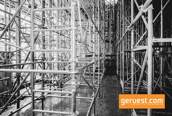 Im Raster befinden sich Lastaufnahmeknoten an den ST 60 Rahmen und ermöglichen kraftschlüssige Verbindungen in acht Richtungen