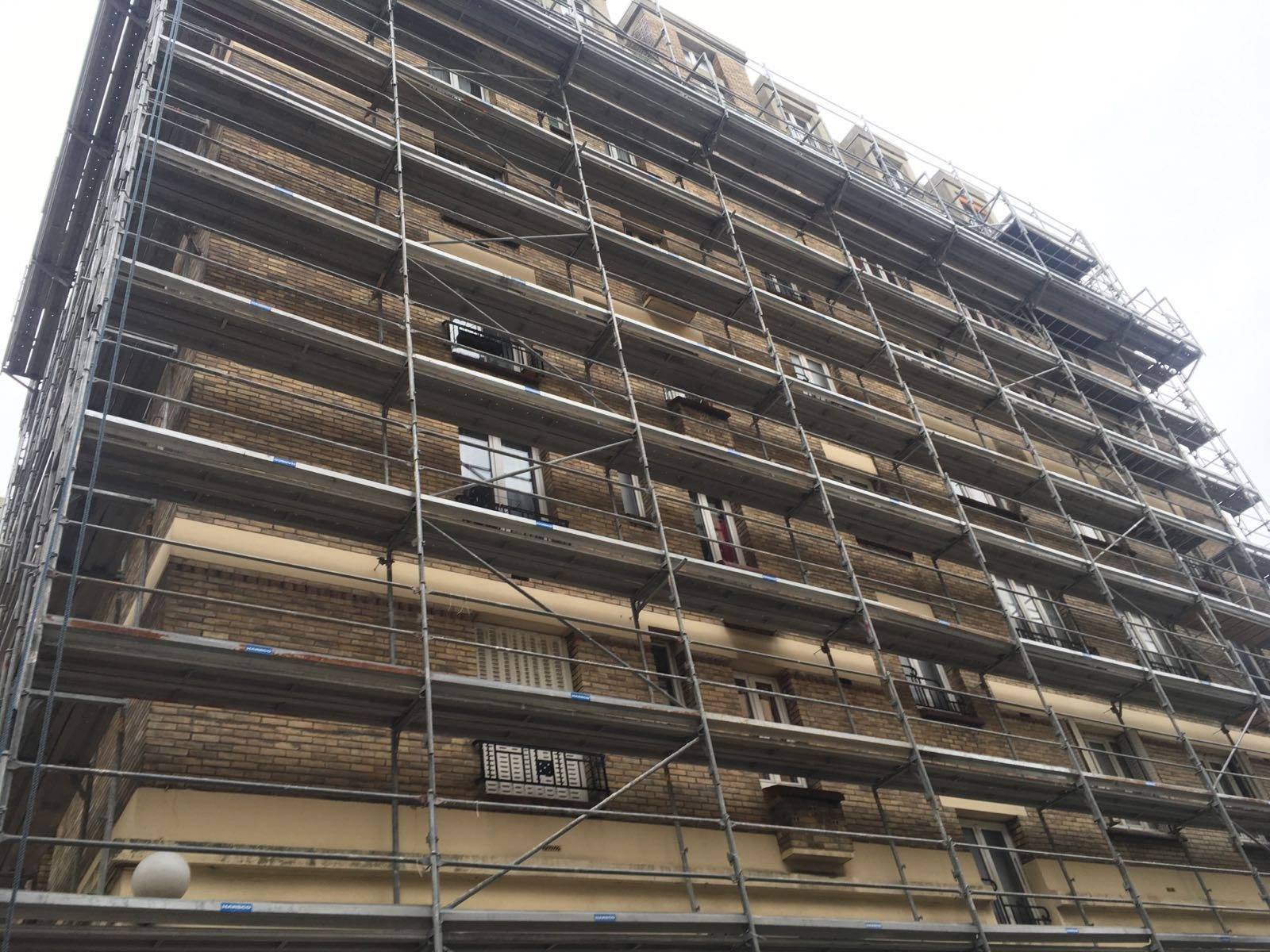 Die Sicherung gegen Abstürze an einem Fassadengerüst wird durch mindestens ein, meistens jedoch durch zwei Geländer oder systemabhängig durch Doppelgeländer gewährleistet. Geländer auf geruest.com gebraucht kaufen.