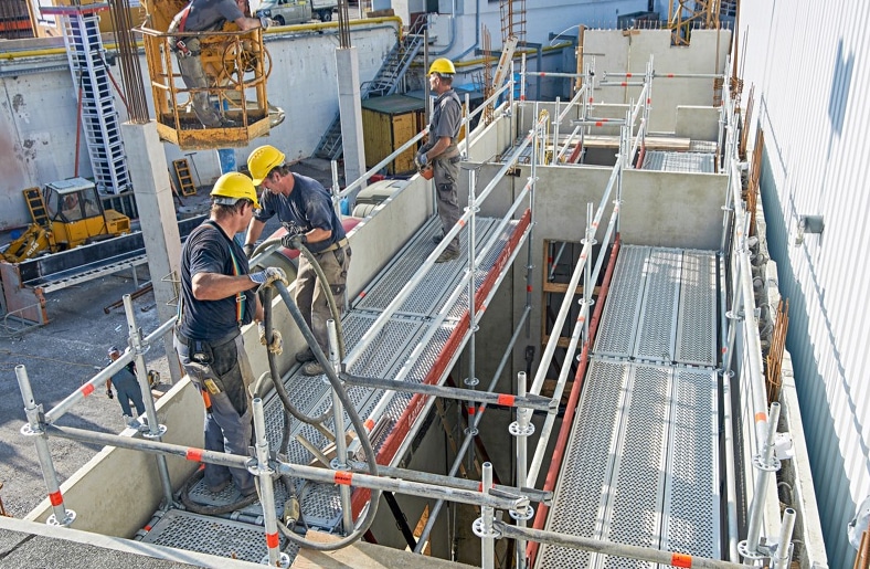 Mit dem Hohlwandkonsolenadapter kann in Kombination mit dem Layher Allround Gerüst auch für Betonierarbeiten an Fertigteil-Hohlwänden schnell eine sichere Arbeitsfläche gebaut werden.
