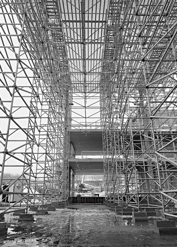 Bei der Montage eines Traggerüsts für ein neues Bürogebäudes sind durch eine konstruktive Lösung mit Layher AllroundGerüst weniger Traggerüsttürme nötig. Dies spart nicht nur Material, sondern auch Montagezeit. News geruest.com 020171009