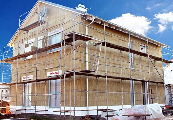 Eine Fassadendämmung aus Steinwolle trägt zum Brandschutz bei und verbessert auch den Schallschutz. News_geruest.com 20171002