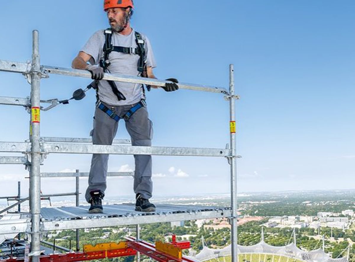 Titel Hängegerüstes an der unteren Turmkanzel wurde Peri UP Flex an einer auskragend montierten Variokit Trägerkonstruktion abgehängt