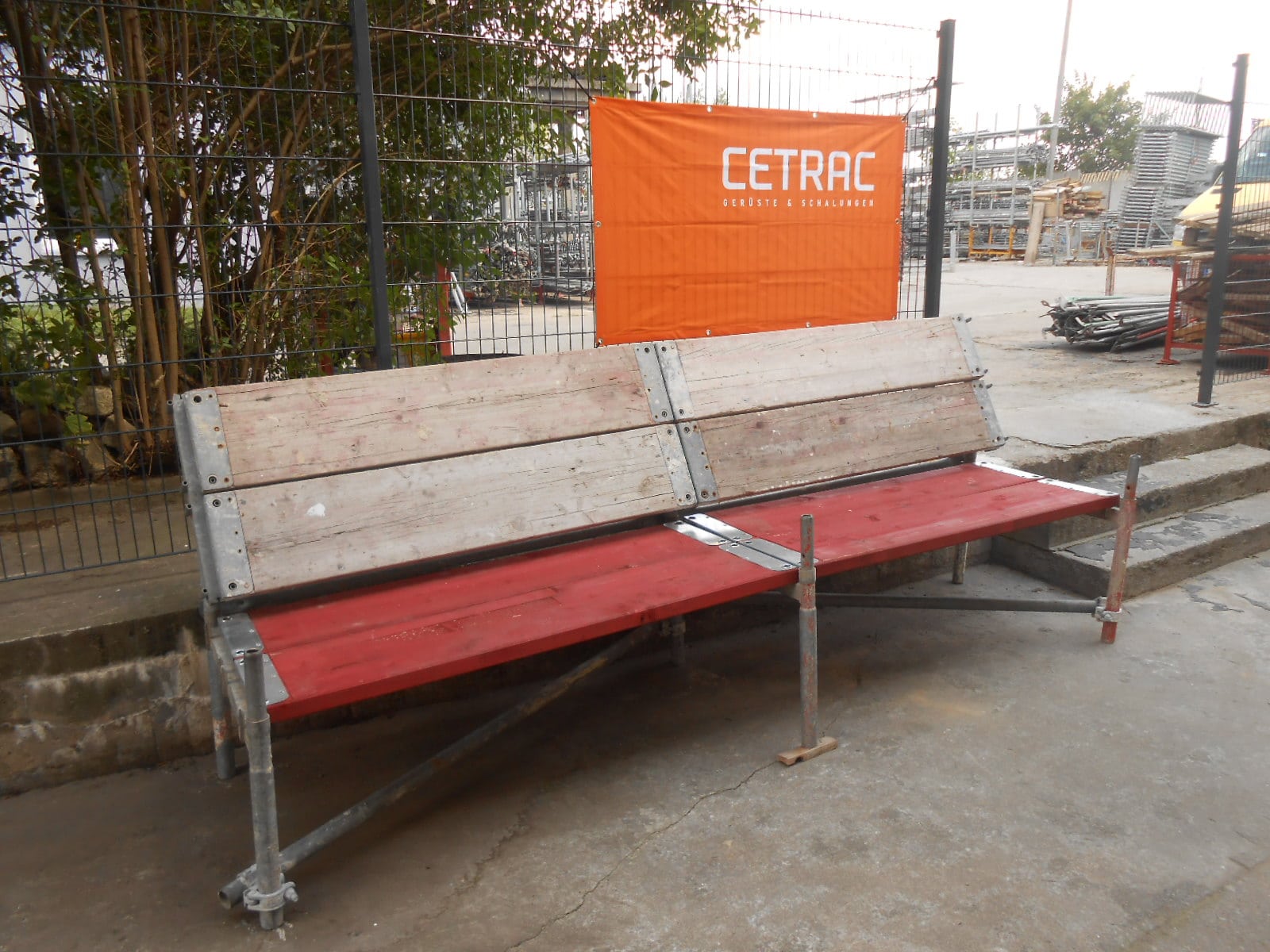 Möbel aus gebrauchtem RUX Gerüst.