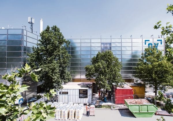 Bei der Sanierung eines Parkhauses auf einem Betriebsgelände in Güglingen schützte die Baustelleneinhausung mit Layher Protect-System die Mitarbeiter und die zahlreichen Besucher des gegenüberliegenden Kundencenters vor Lärm, Staub und Dreck. Der Betrieb im Kundencenter konnte ohne Beeinträchtigung durch die Baustelle fortgeführt werden.