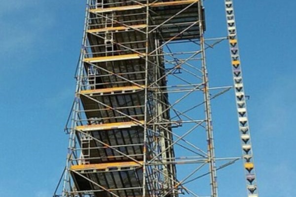 Hochspannungsmast mit 61 Meter scafom RUX Modulgerüst eingerüstet.