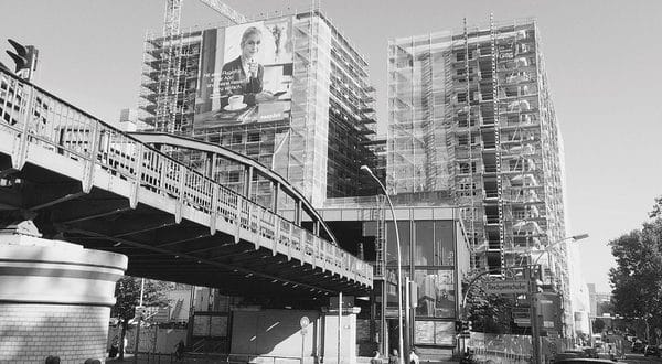 Hinter der ehemaligen Mauer in Berlin entsteht derzeit unter Einsatz des Plettac SL und des Plettac Contur Gerüst der moderne Berliner Highpark