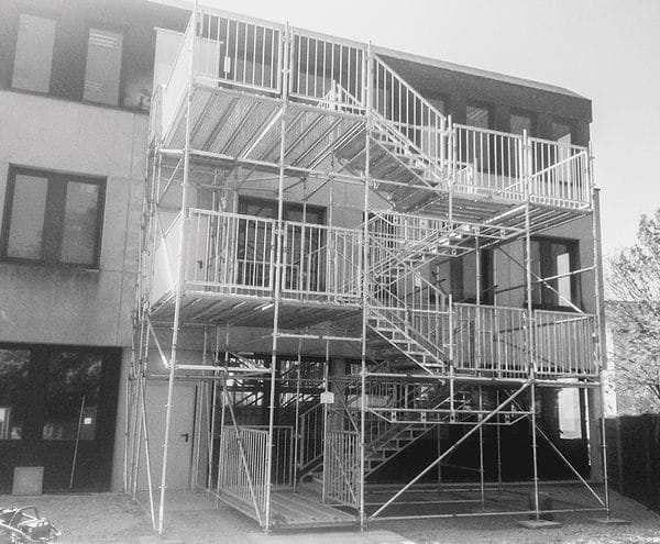 Plettac Contur Modulgerüst dient als Rettungstreppe