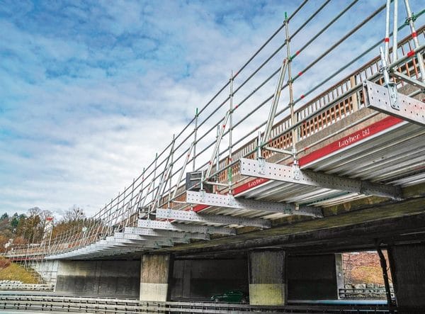 Bei der Sanierung einer Autobahnbrücke an der A 1 zwischen Bern und Zürich kam der neue Layher Aluminium-Träger FlexBeam erfolgreich als Kappengerüst zum Einsatz.
