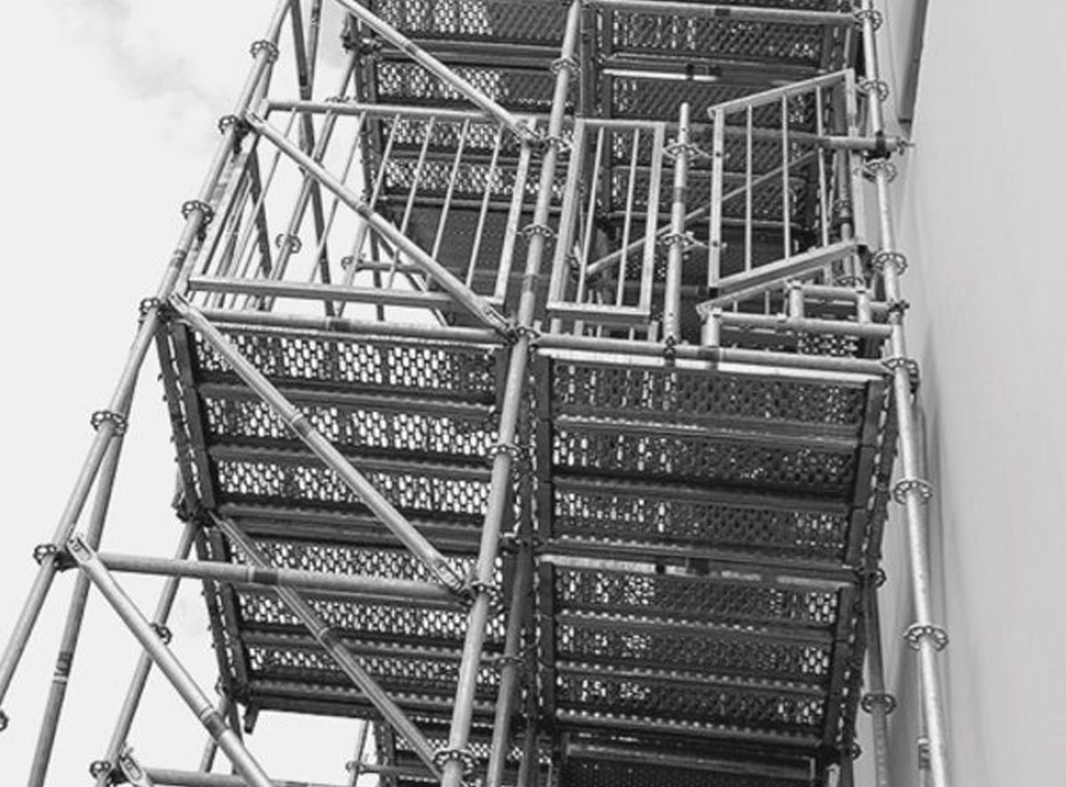 Das flexible Modulgerüst Contur von Altrad Plettac wurde den vorhandenen Austrittshöhen perfekt angepasst.