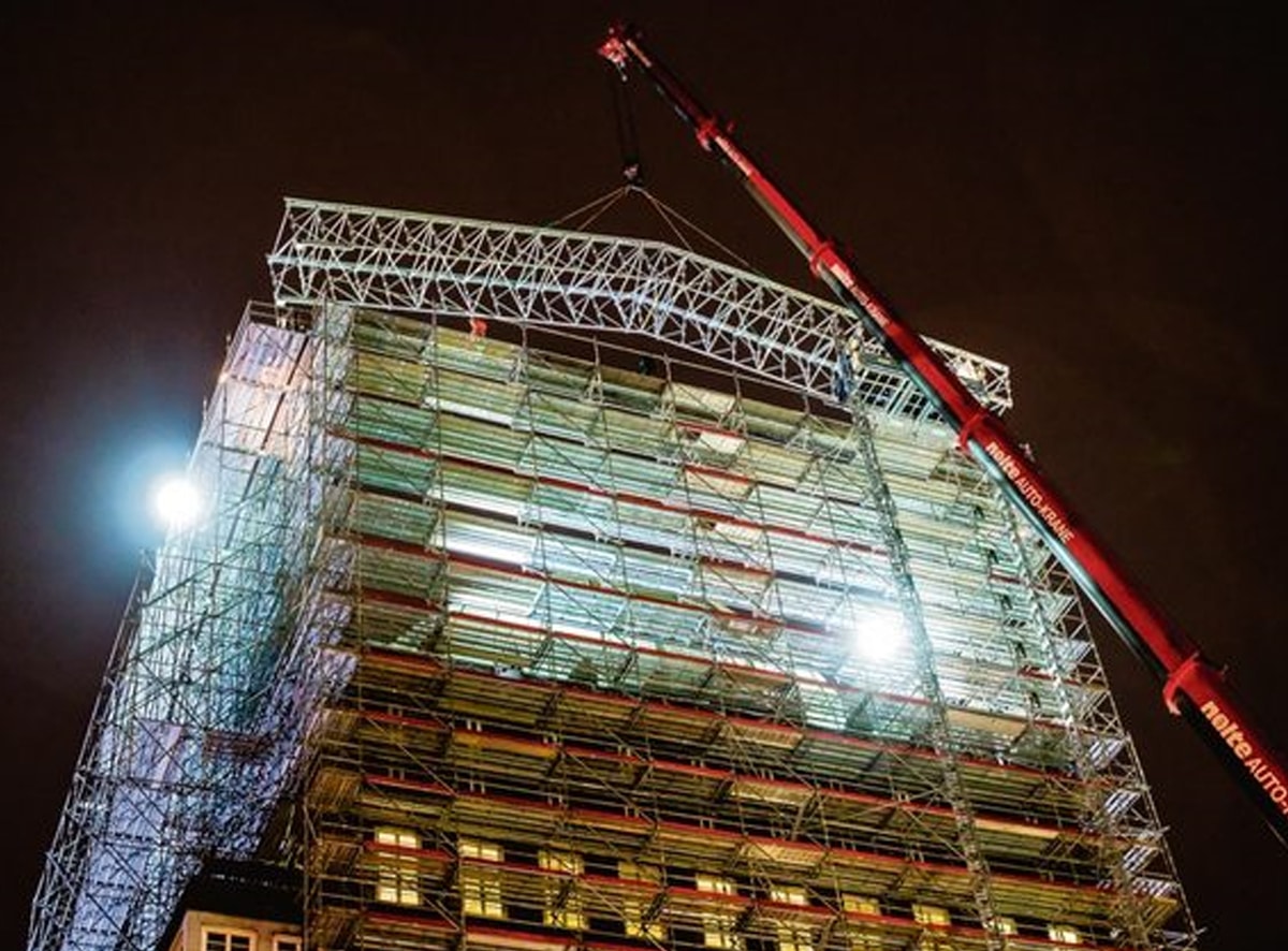 Einrüstung des Anzeiger Hochhauses in Hannover mit Rux Gerüst