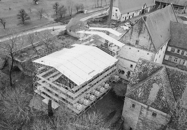 Die regendichten Layher Kassettendächer in Kombination mit Layher Allround Modulgerüst schützen Bauwerk und Einrichtung während des Umbaus oder der Dachreparatur wirkungsvoll vor Witterungseinflüssen