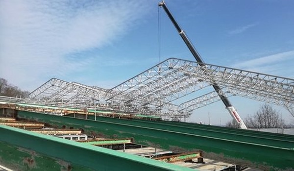 Wetterschutz dank Layher Dach und Allround Modulgerüst.