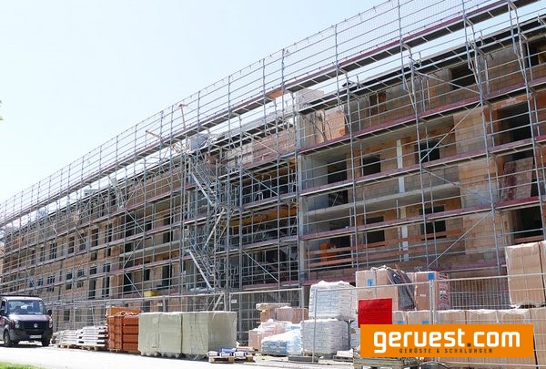 Die Fassade ist mit Fassadengerüst Plettac assco quadro eingerüstet, das mit seiner Vielseitigkeit sowie schnellem und sicherem Aufbau glänzt