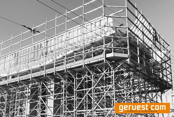 Die Rahmenelemente lassen sich in Verbindung mit Layher Allround Riegeln und Layher Diagonalen über die schraubenlose Keilschlossverbindung problemlos kombinieren