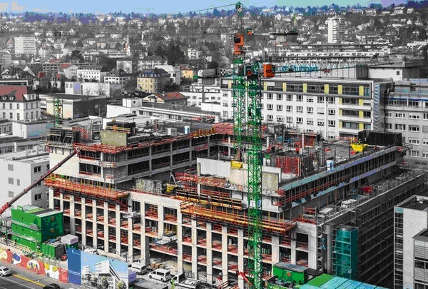 Die drei obersten Geschosse des Krankenhausneubaus imd Klinikum Stuttgart kragen über 4 m nach Süden hin zur Kriegsbergstraße aus -gerust.com