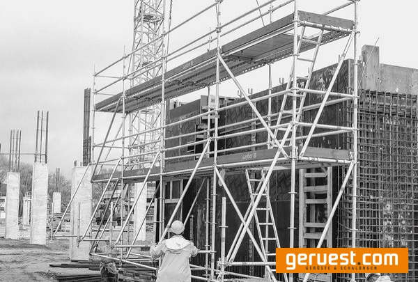 Titel Blitz Gerüst für den wirtschaftlichen Fassadengerüstbau und AllroundGerüst für den konstruktiven Gerüstbau bietet Layher moderne Systemlösungen