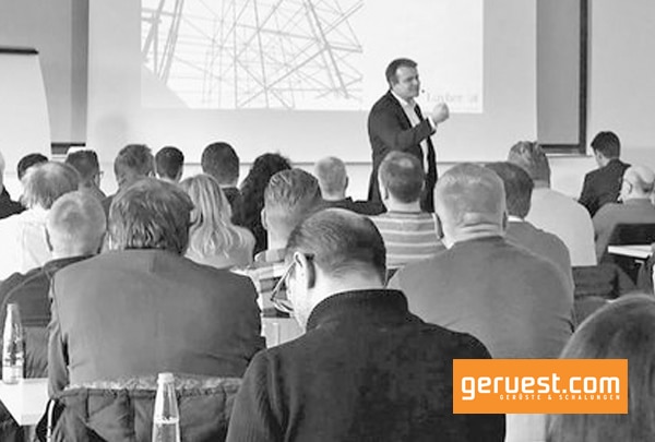 Layher Anwendungsingenieure erläutern die Vorteile von Layher Systemlösungen im Gegensatz zu stahlbaumäßigen Sonderkonstruktionen.