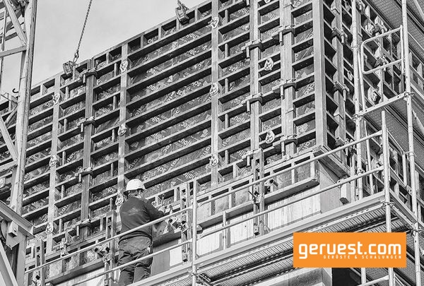 Peri Up Easy diente als sicheres Arbeitsgerüst für die Rohbauarbeiten mit der Maximo Rahmenschalung