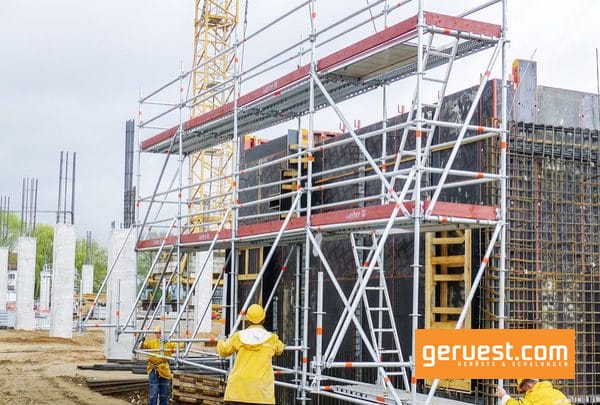 Bewehrungsgerüste aus dem Layher Allround Gerüstsystem lassen sich problemlos per Kran versetzen. geruest.com