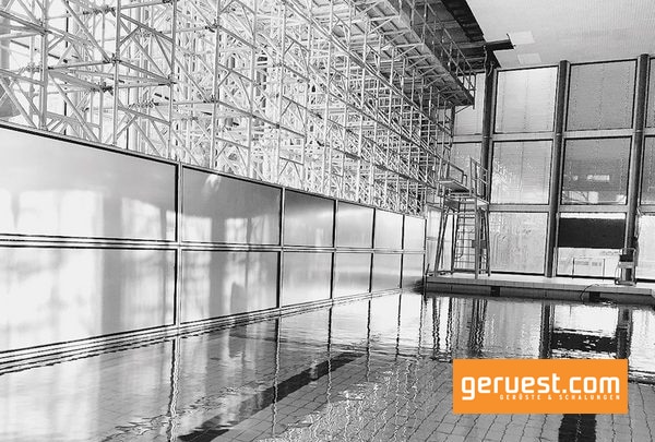 Layher Allround Traggerüst TG 60 mit dem korrosionsbeständigen Layher Protect-System wurde zum Abstützen des instabilen Daches der Schwimmhalle verwendet